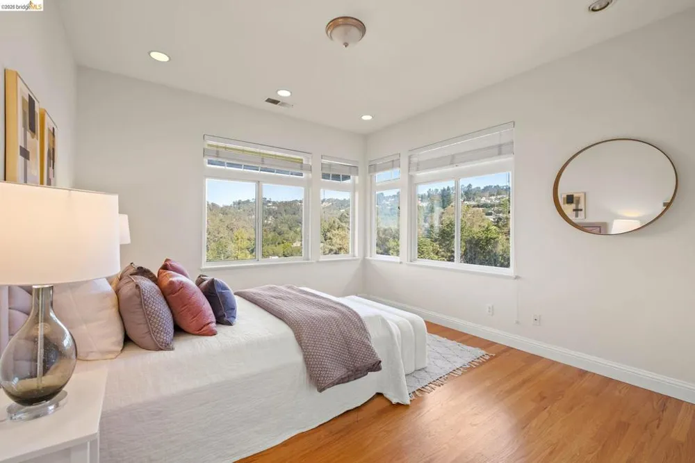 6070 Mazuela Dr Oakland, CA 94611