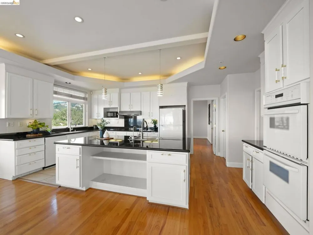 6070 Mazuela Dr Oakland, CA 94611
