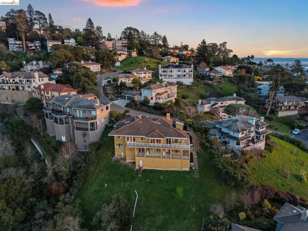 6070 Mazuela Dr Oakland, CA 94611