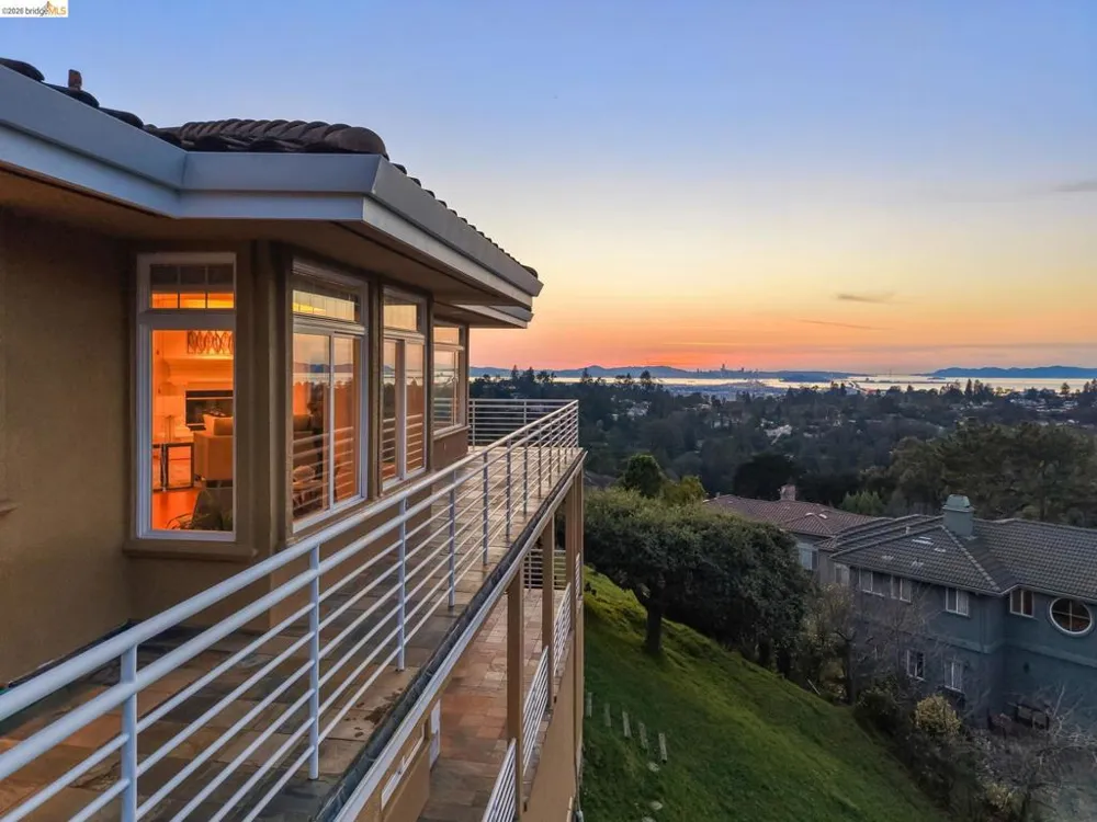 6070 Mazuela Dr Oakland, CA 94611