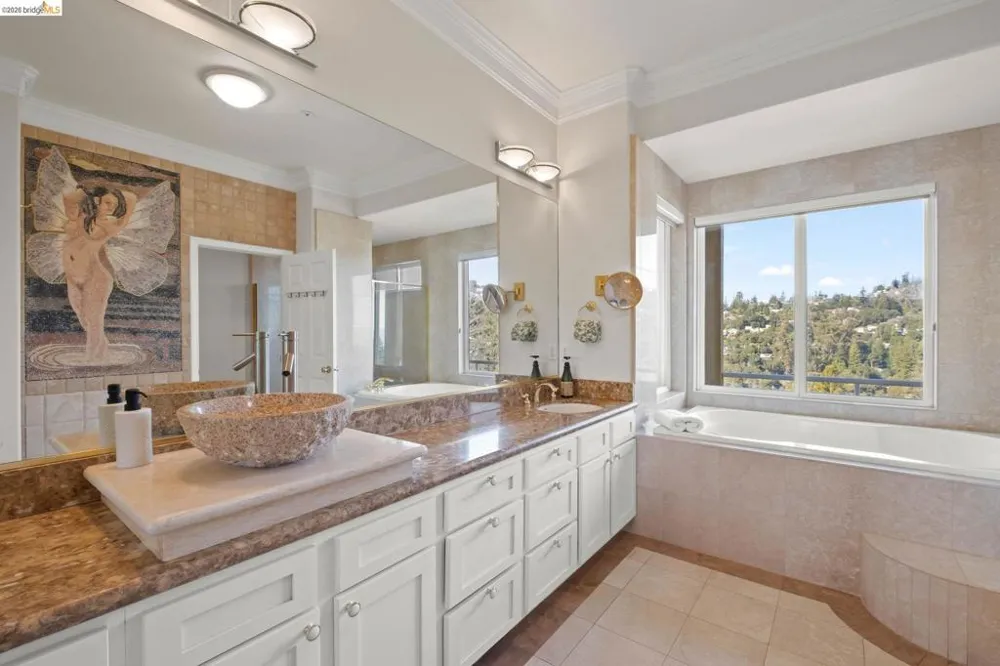 6070 Mazuela Dr Oakland, CA 94611