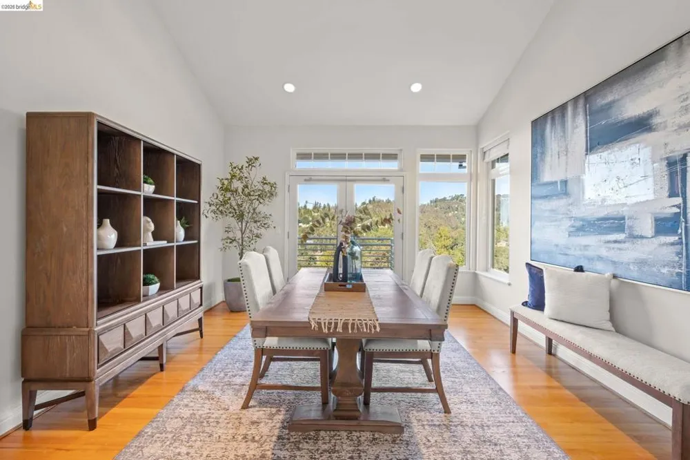 6070 Mazuela Dr Oakland, CA 94611