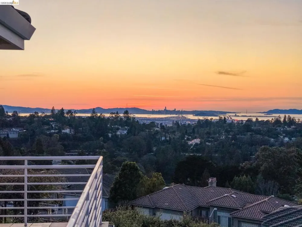 6070 Mazuela Dr Oakland, CA 94611