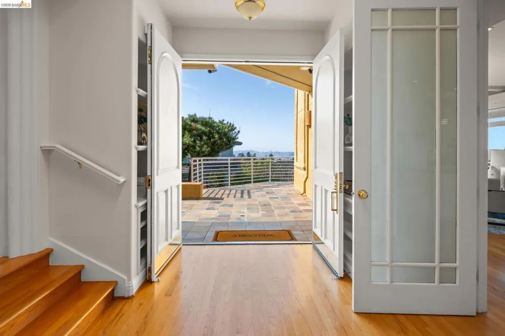 6070 Mazuela Dr Oakland, CA 94611