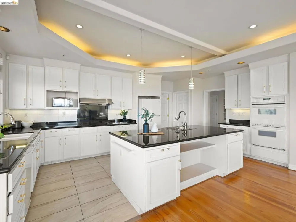 6070 Mazuela Dr Oakland, CA 94611