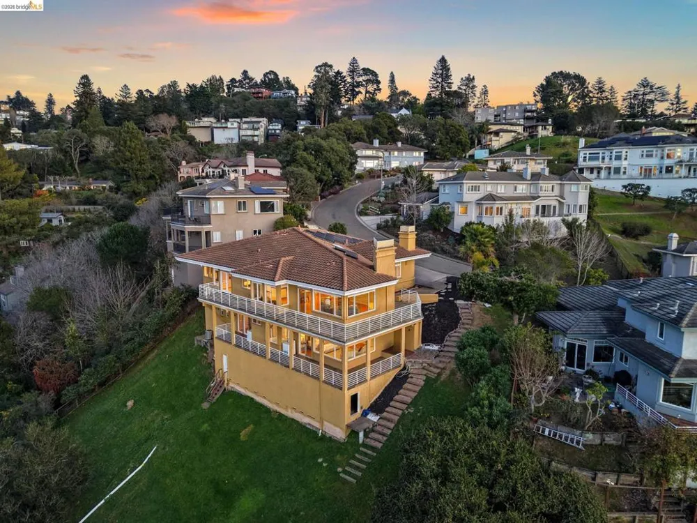 6070 Mazuela Dr Oakland, CA 94611