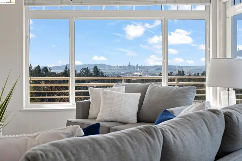 6070 Mazuela Dr Oakland, CA 94611