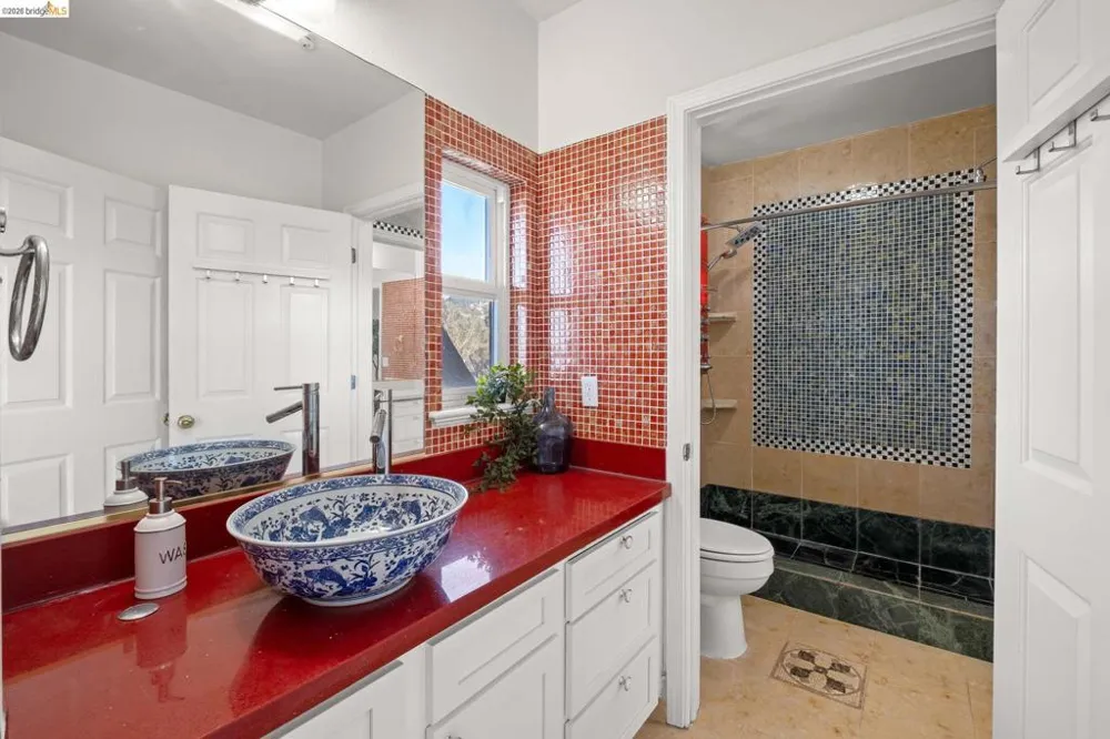 6070 Mazuela Dr Oakland, CA 94611