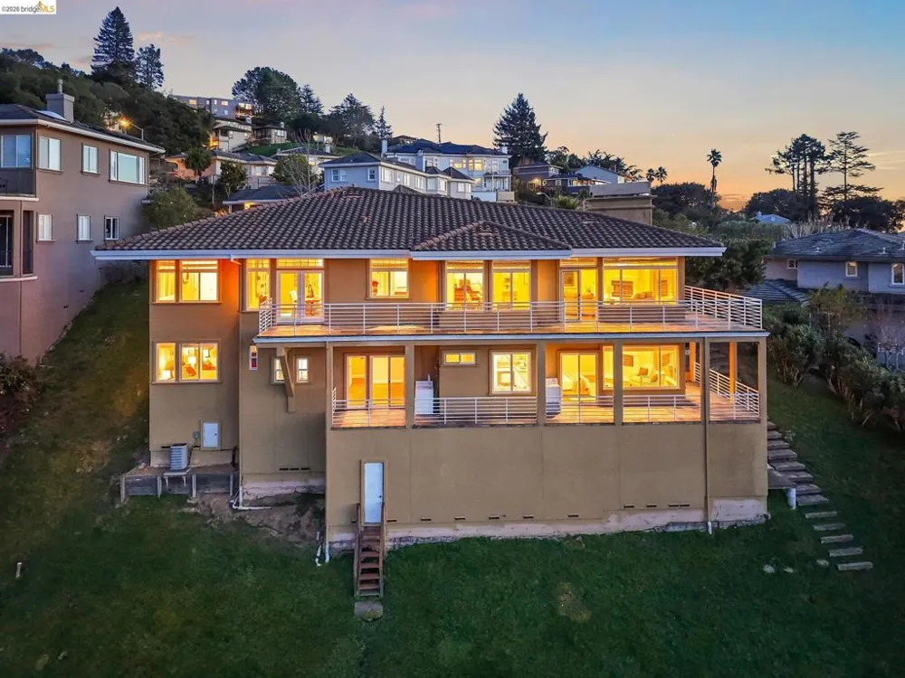 6070 Mazuela Dr Oakland, CA 94611