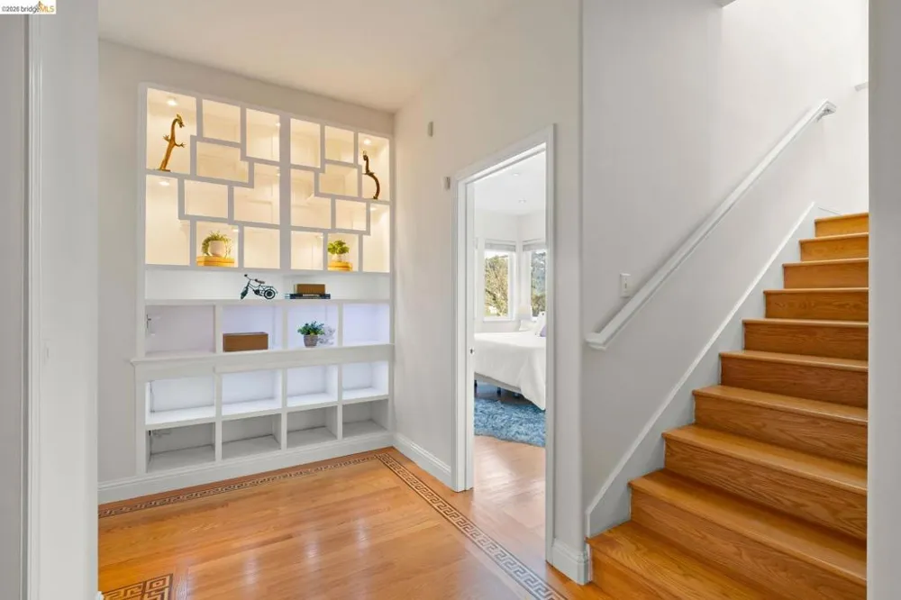 6070 Mazuela Dr Oakland, CA 94611