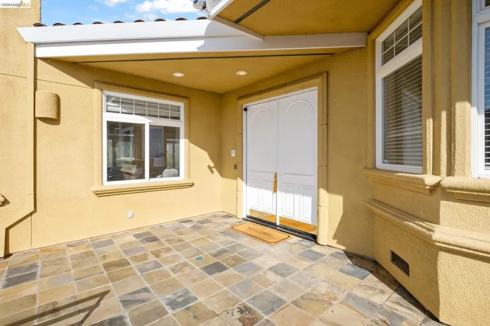 6070 Mazuela Dr Oakland, CA 94611