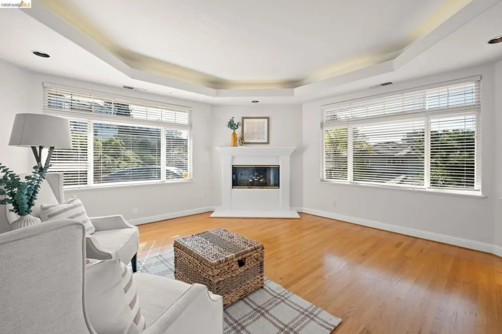6070 Mazuela Dr Oakland, CA 94611