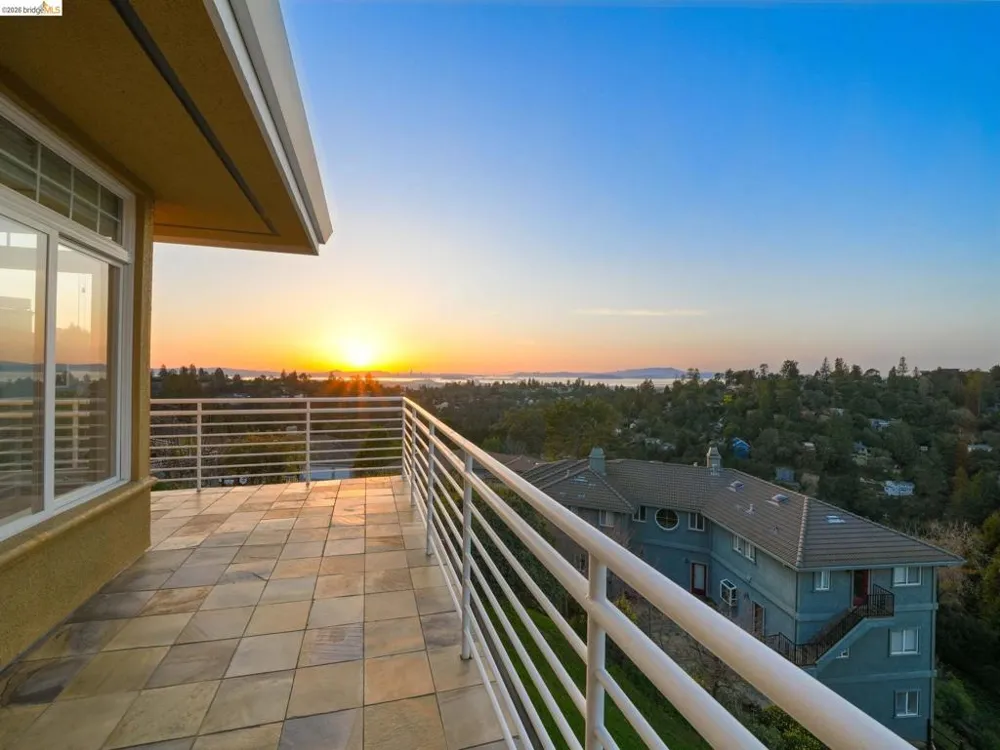 6070 Mazuela Dr Oakland, CA 94611