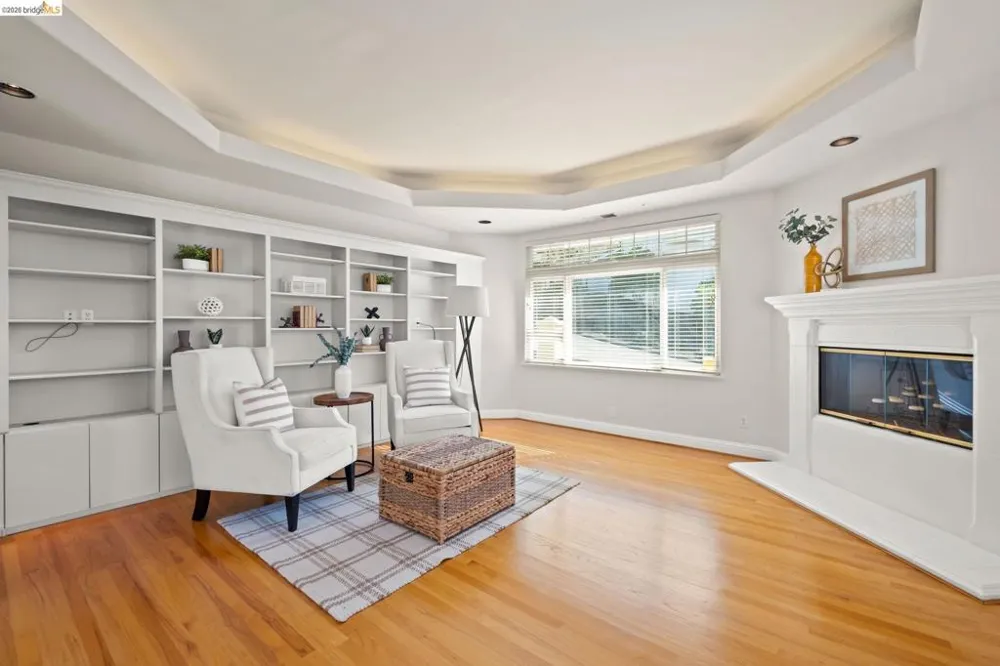 6070 Mazuela Dr Oakland, CA 94611