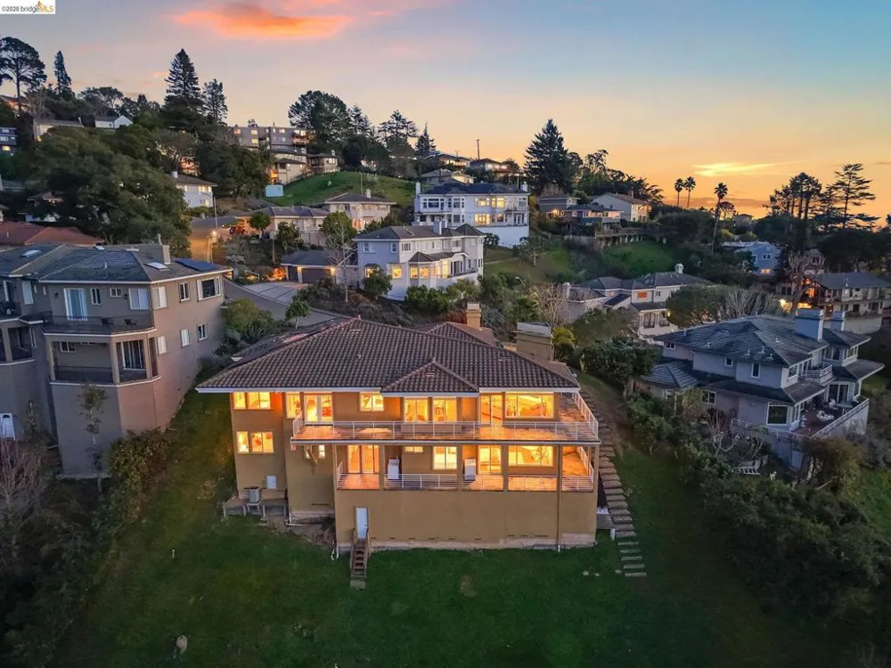 6070 Mazuela Dr Oakland, CA 94611