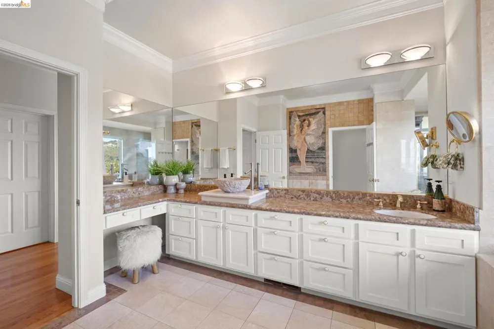 6070 Mazuela Dr Oakland, CA 94611
