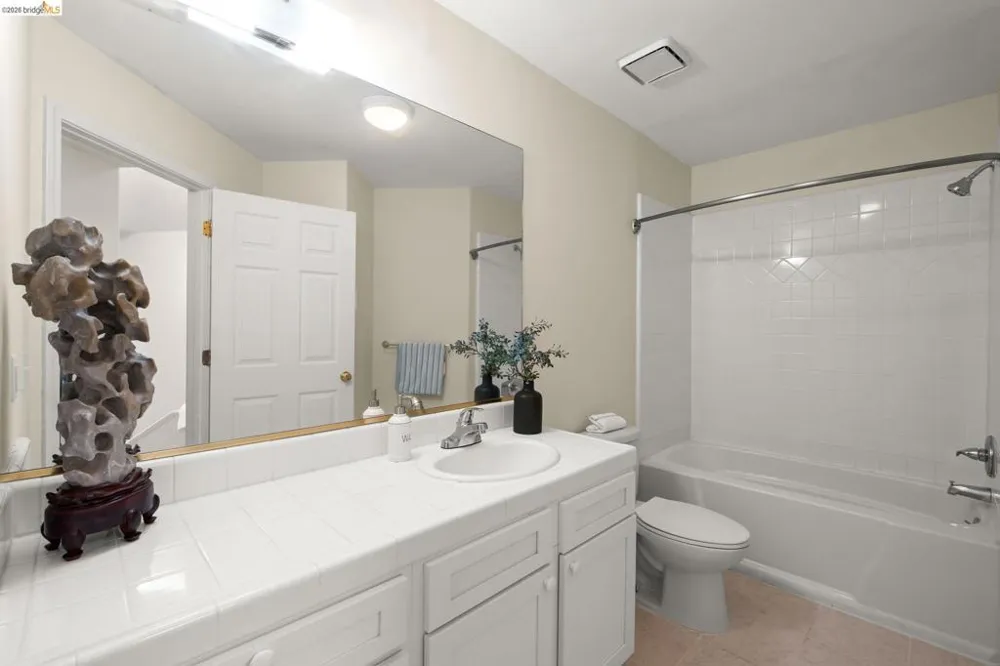6070 Mazuela Dr Oakland, CA 94611