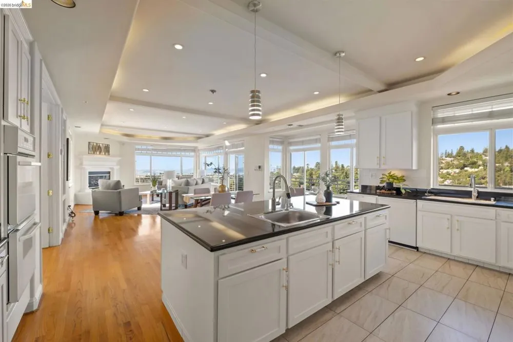 6070 Mazuela Dr Oakland, CA 94611