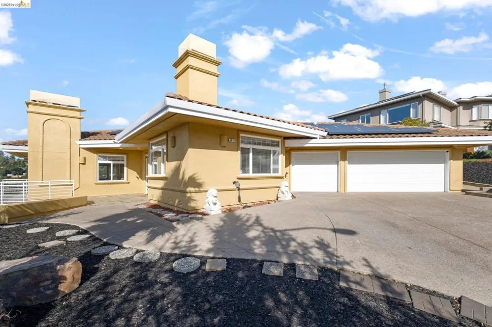 6070 Mazuela Dr Oakland, CA 94611