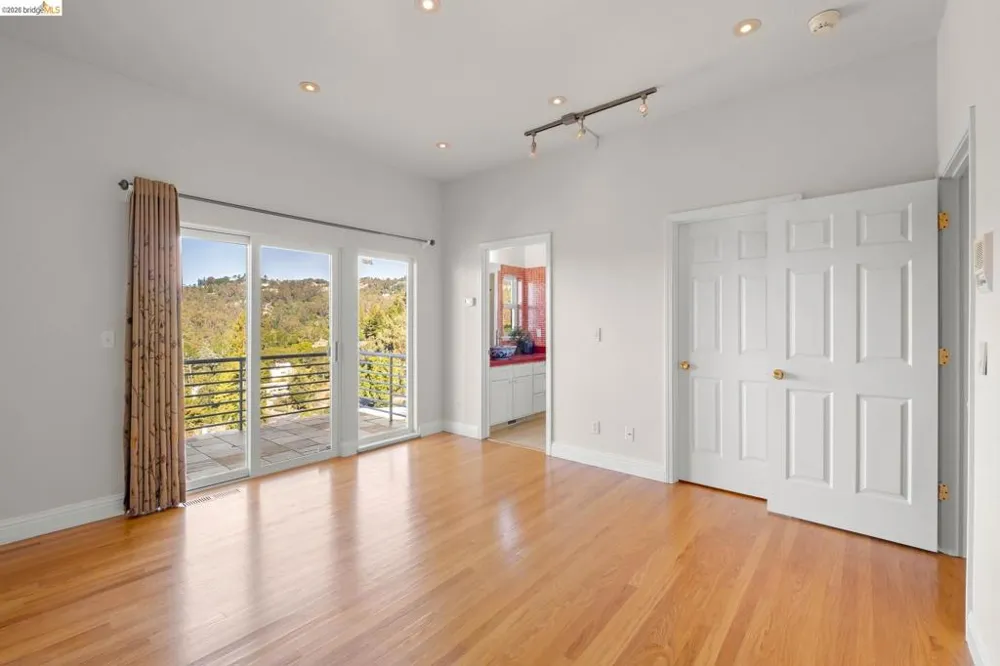 6070 Mazuela Dr Oakland, CA 94611