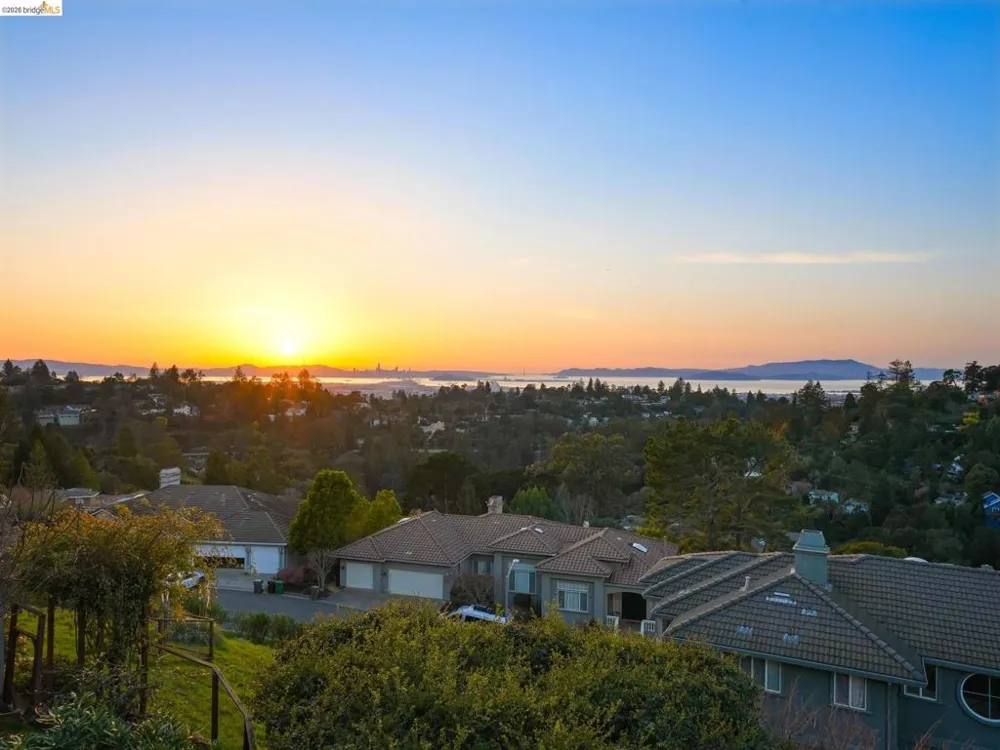 6070 Mazuela Dr Oakland, CA 94611