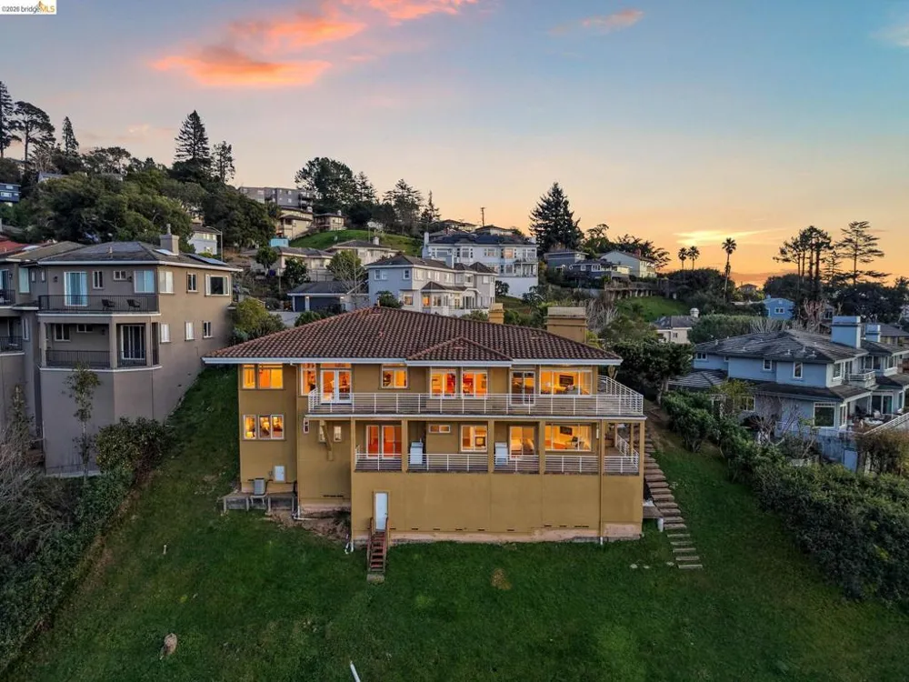 6070 Mazuela Dr Oakland, CA 94611
