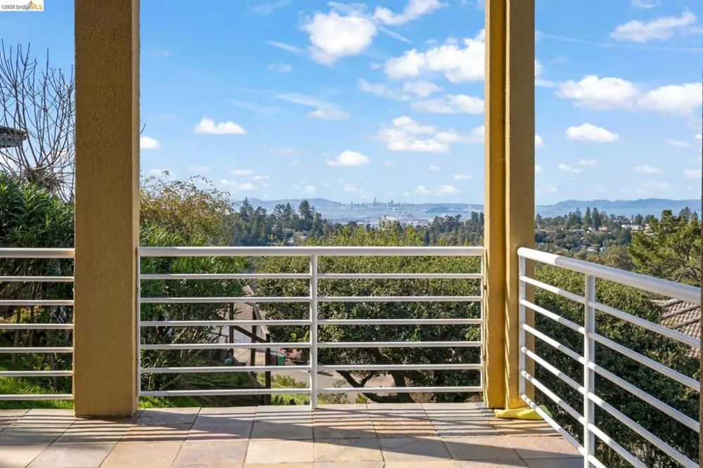 6070 Mazuela Dr Oakland, CA 94611