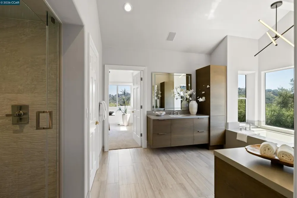 78 Scenic Dr Orinda, CA 94563