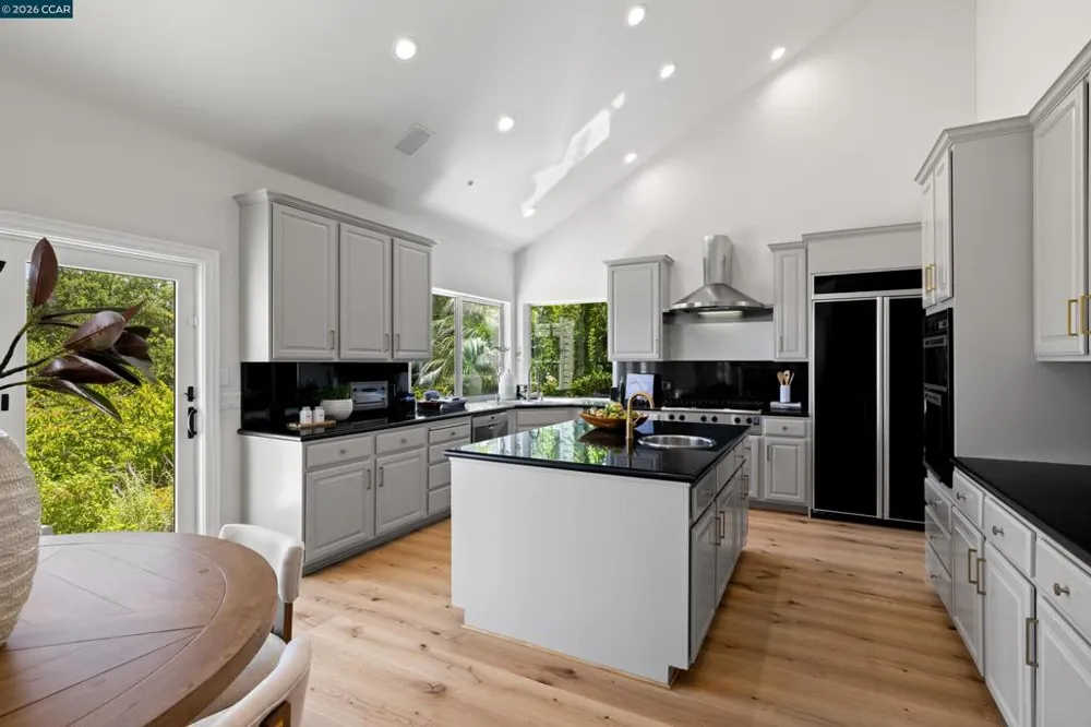 78 Scenic Dr Orinda, CA 94563