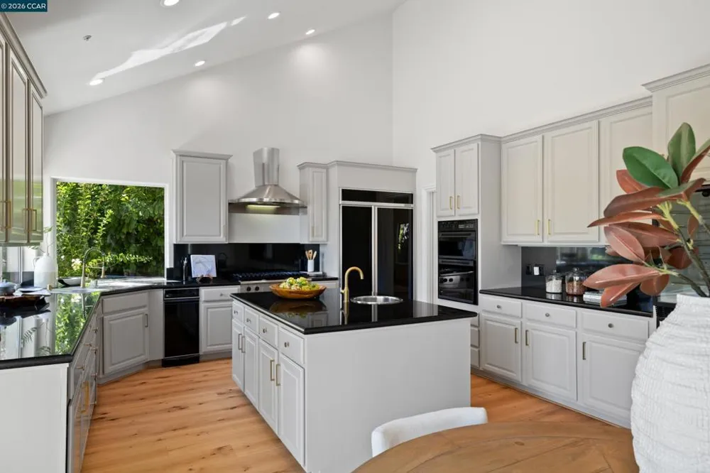78 Scenic Dr Orinda, CA 94563