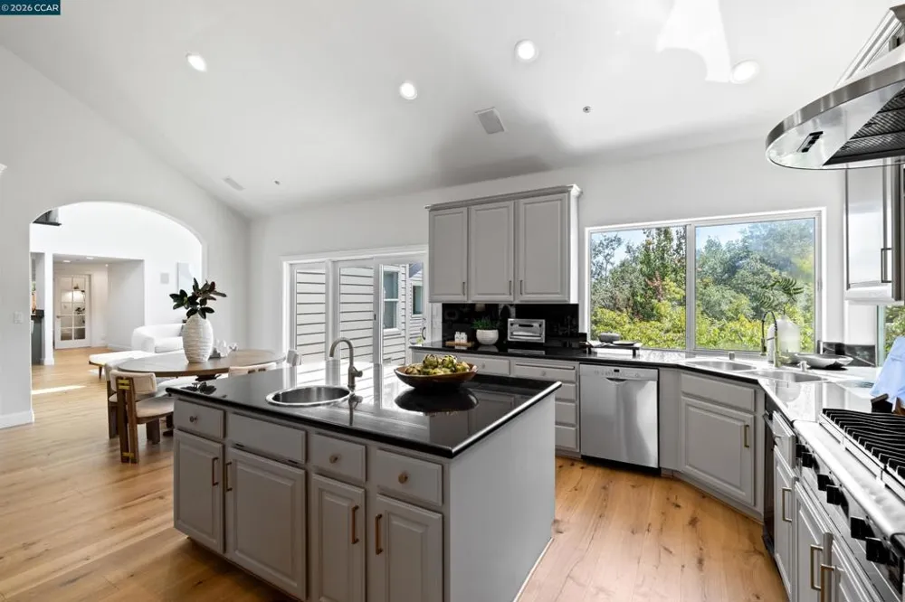 78 Scenic Dr Orinda, CA 94563