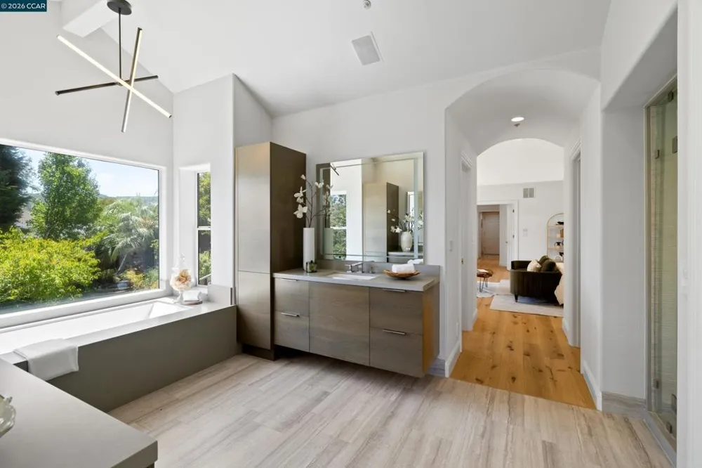 78 Scenic Dr Orinda, CA 94563