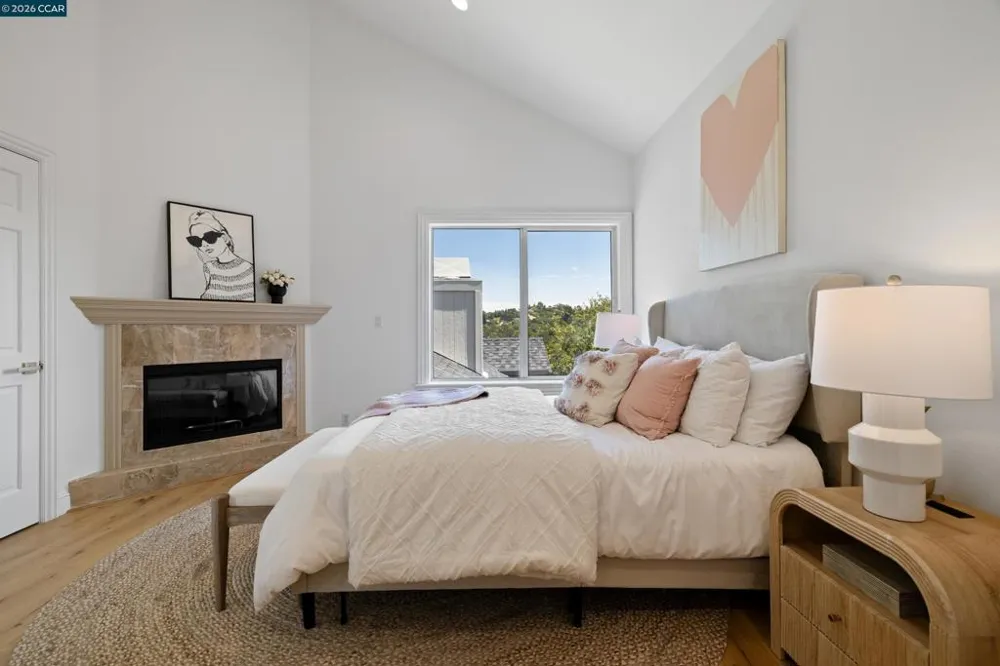 78 Scenic Dr Orinda, CA 94563