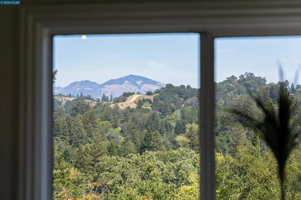 78 Scenic Dr Orinda, CA 94563
