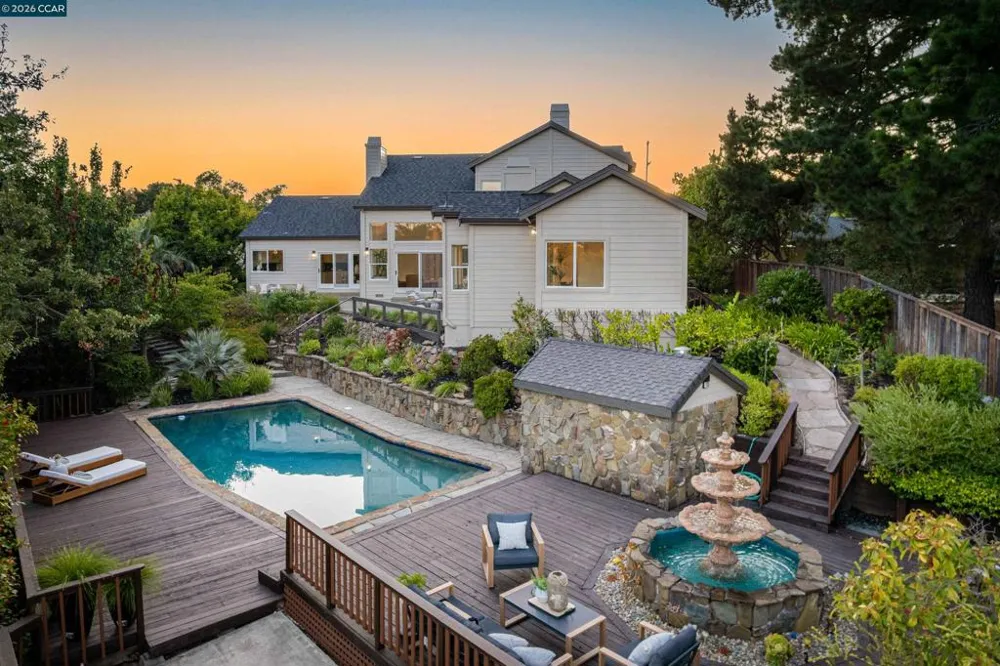 78 Scenic Dr Orinda, CA 94563