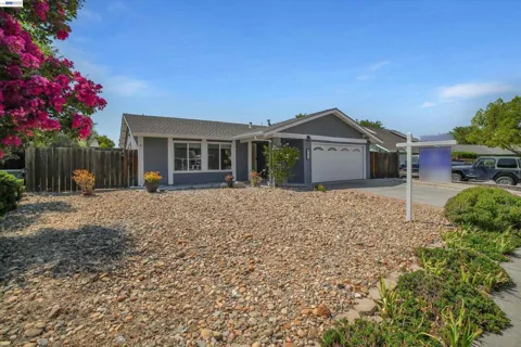 465 Swan Dr