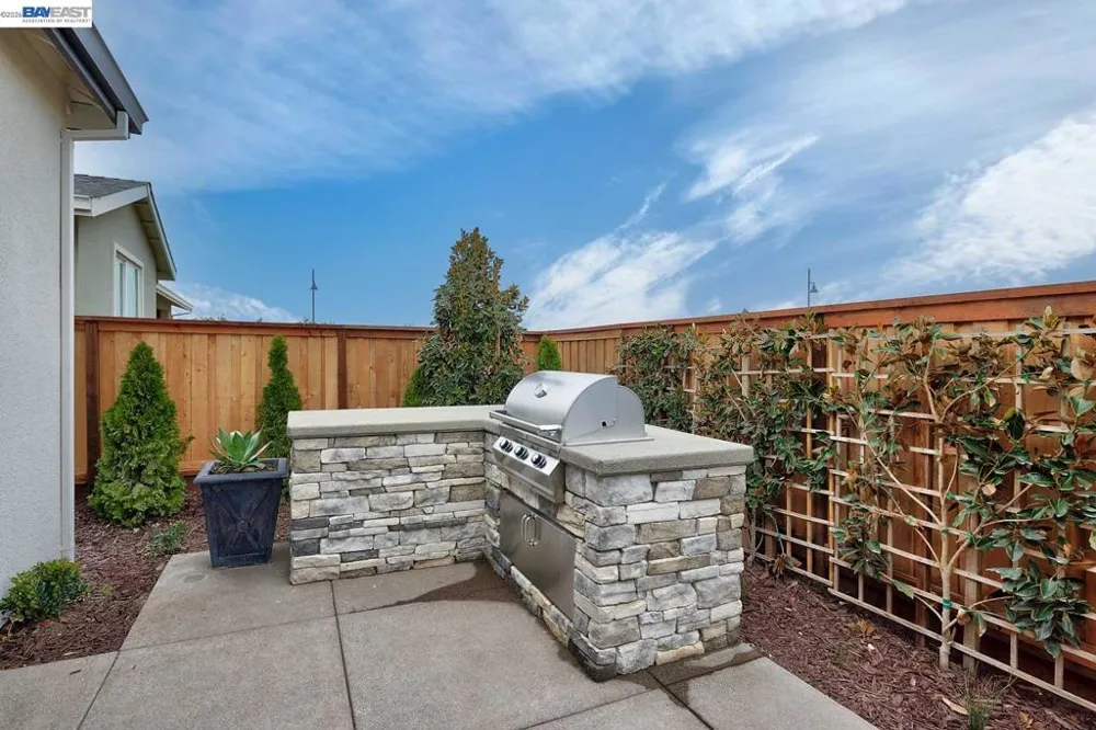 1276 Parkcrest Circle Manteca, CA 95336