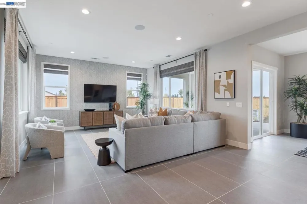 1288 Parkcrest Circle Manteca, CA 95336