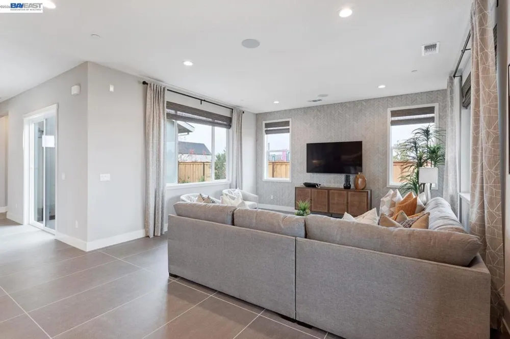 1288 Parkcrest Circle Manteca, CA 95336