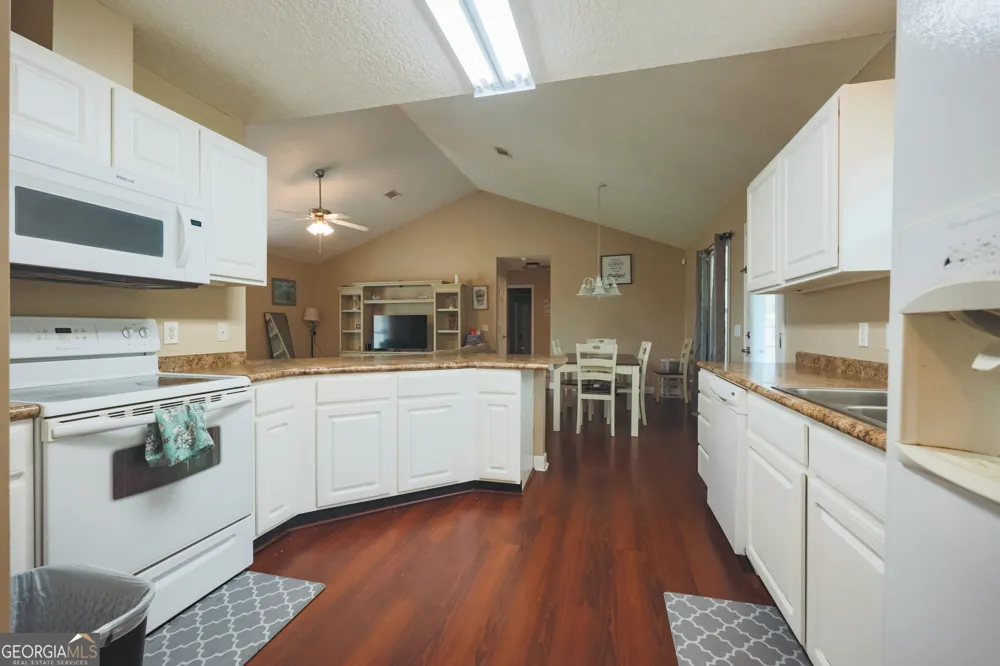 4063 Meadow CIR Blackshear, GA 31516