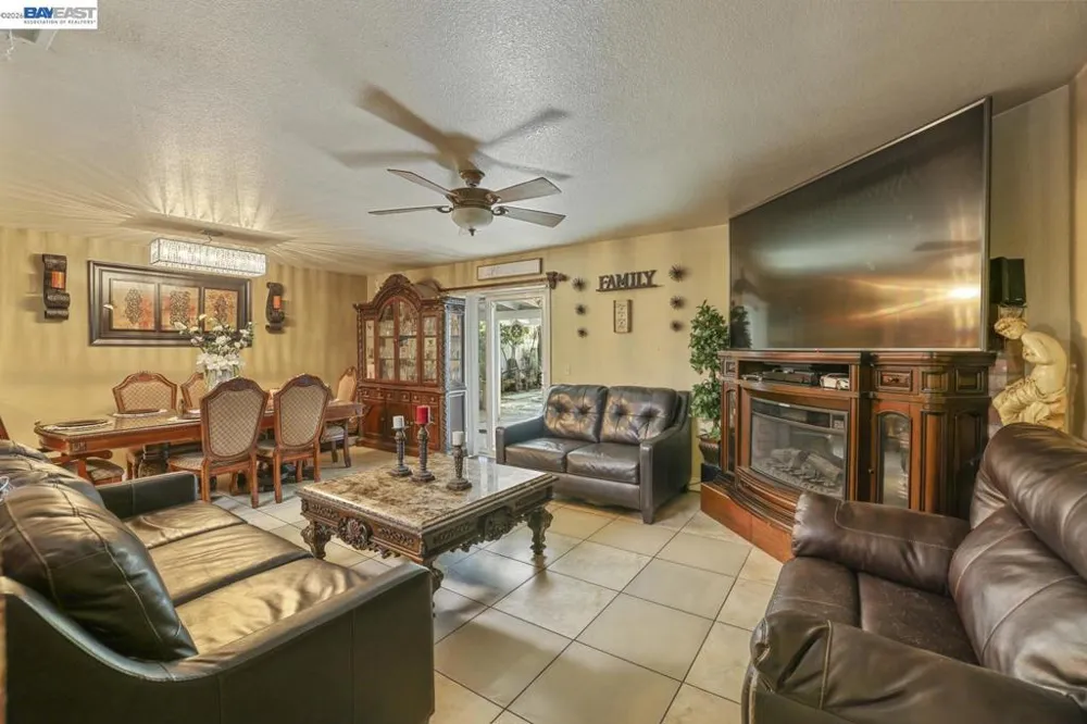 1427 Snyder St Manteca, CA 95336