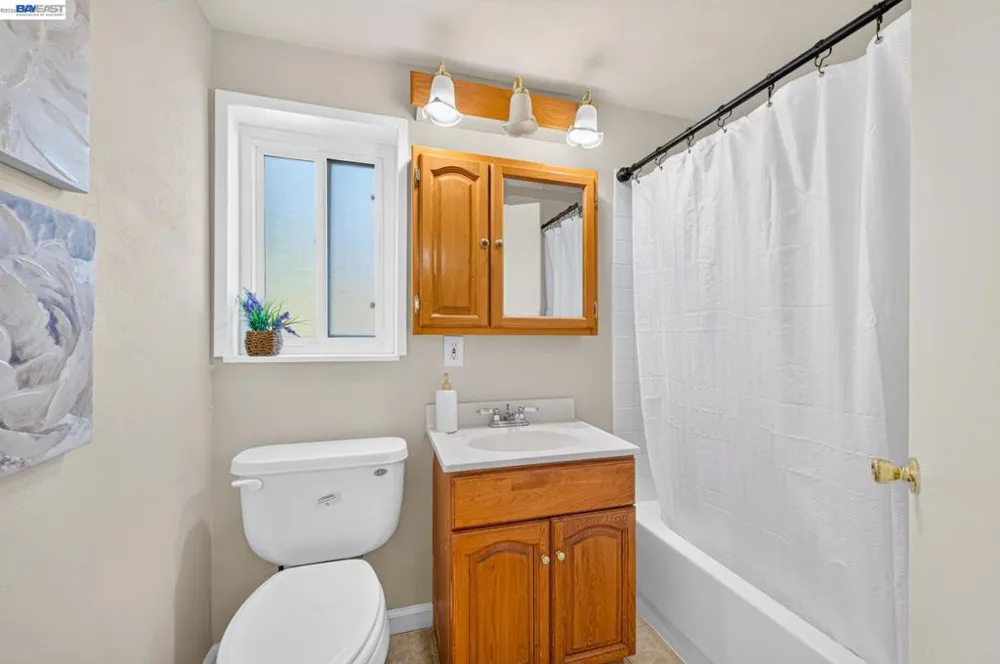 8382 Golf Links Rd Oakland, CA 94605