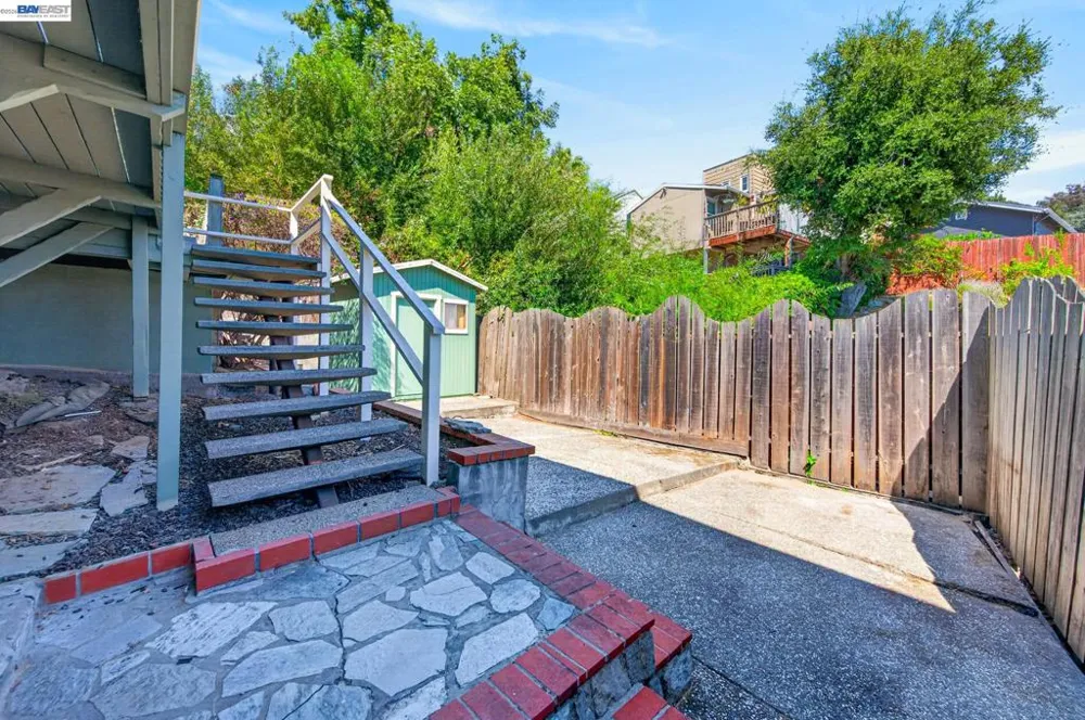 8382 Golf Links Rd Oakland, CA 94605