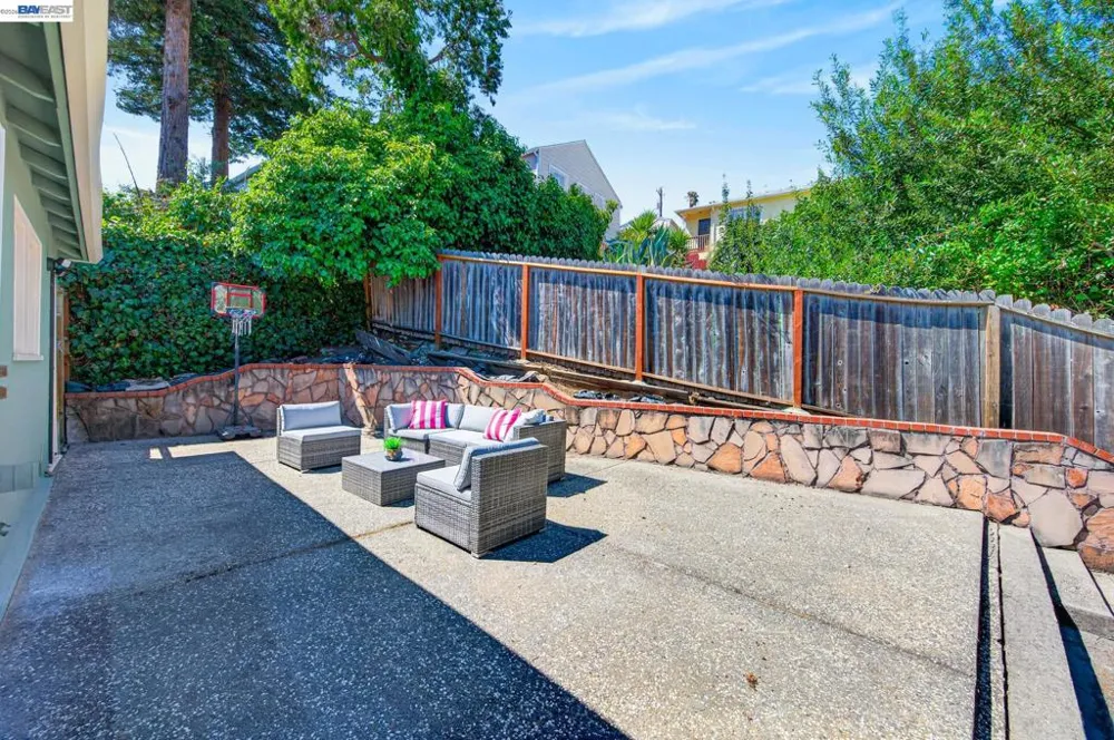 8382 Golf Links Rd Oakland, CA 94605