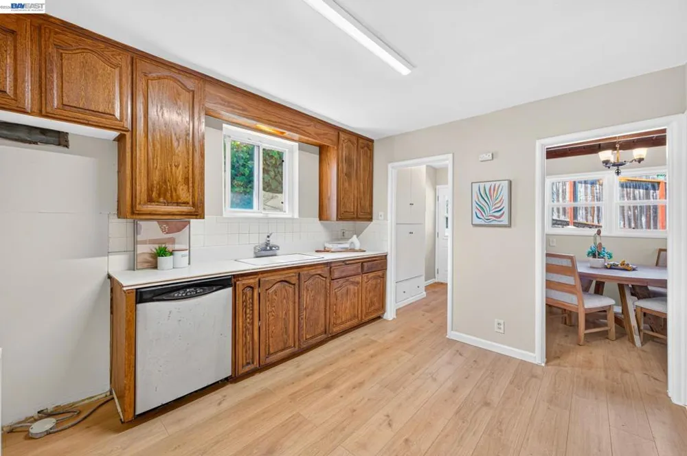 8382 Golf Links Rd Oakland, CA 94605