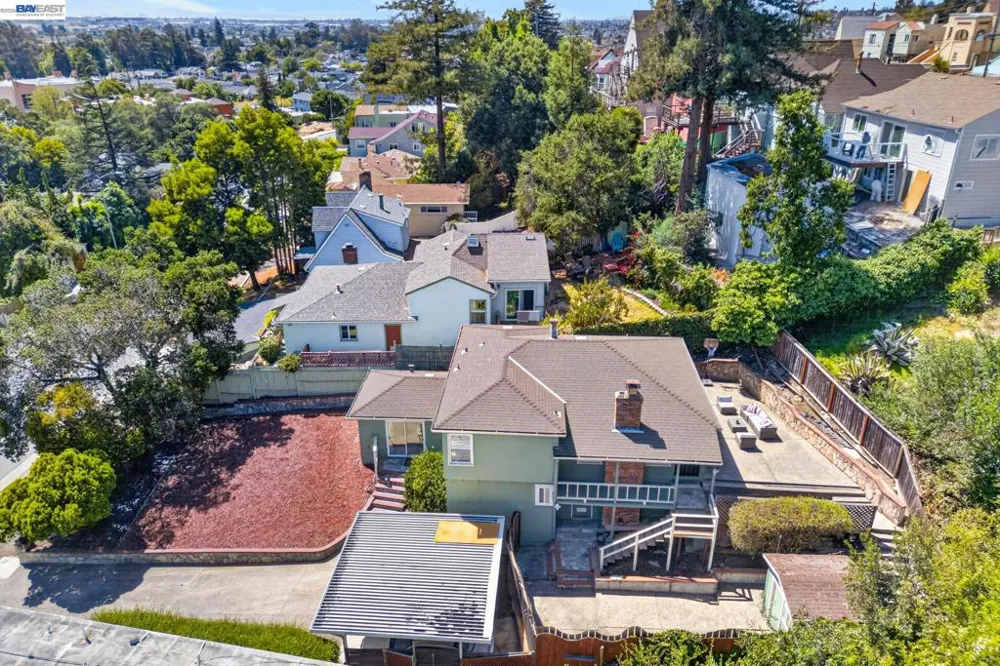 8382 Golf Links Rd Oakland, CA 94605