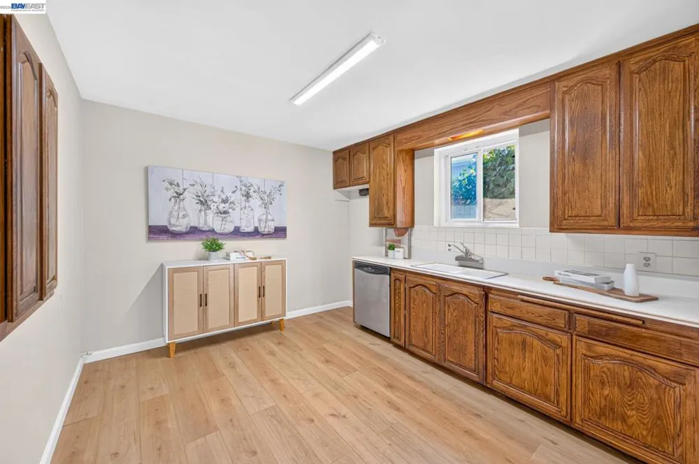 8382 Golf Links Rd Oakland, CA 94605