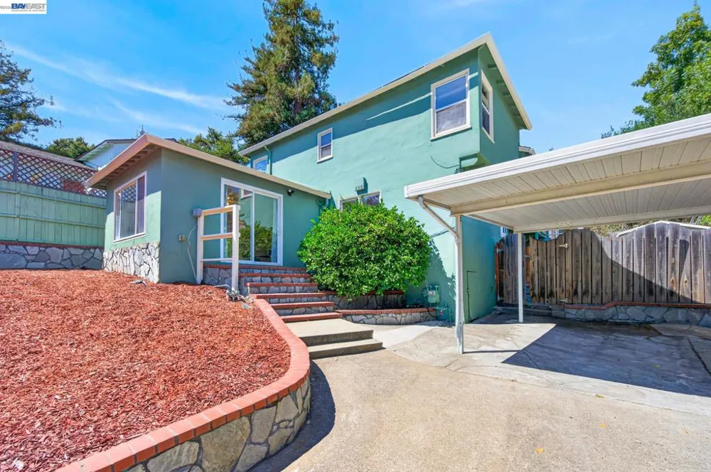 8382 Golf Links Rd Oakland, CA 94605