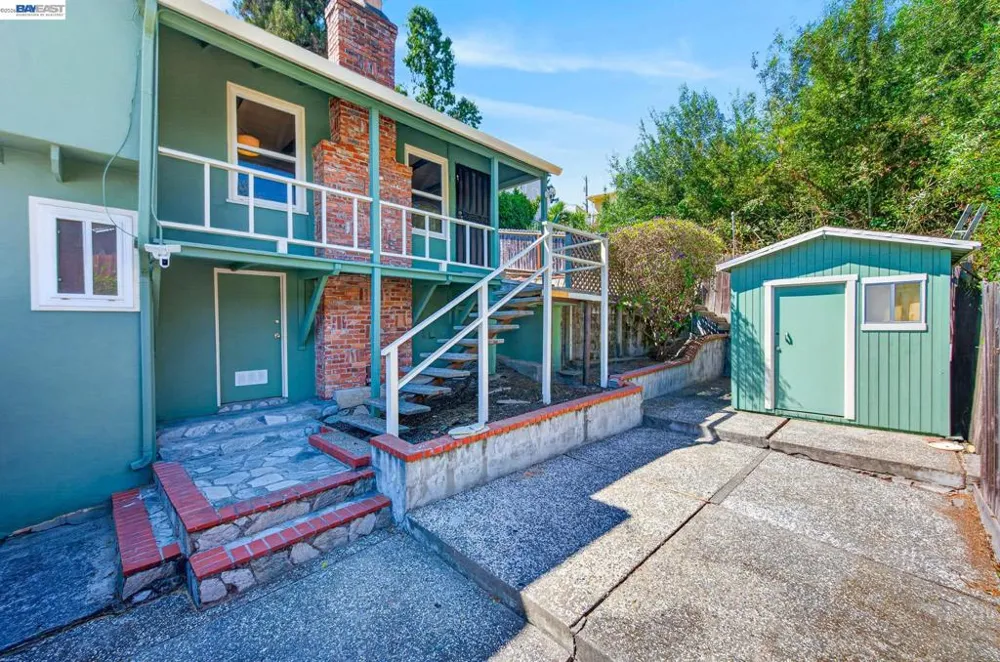 8382 Golf Links Rd Oakland, CA 94605