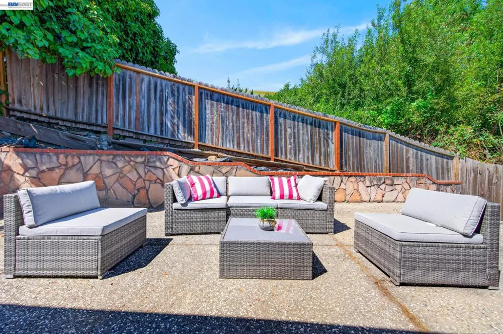 8382 Golf Links Rd Oakland, CA 94605